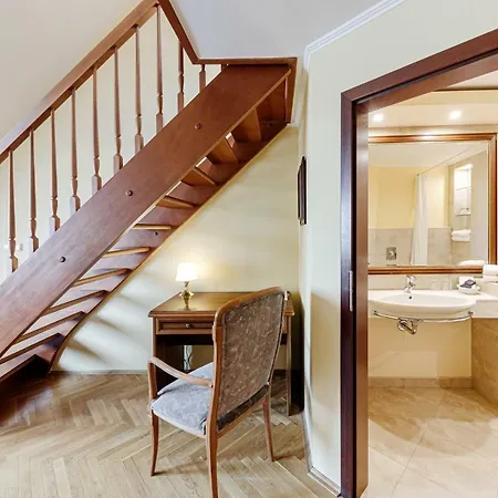 Louren Hotel